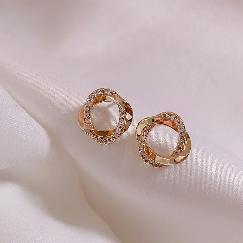 

2021 New Simple Cute Women Earrings Alloy Rhinestones Korean Temperament Ladies Elegant Earrings Fashion Gift Jewelry