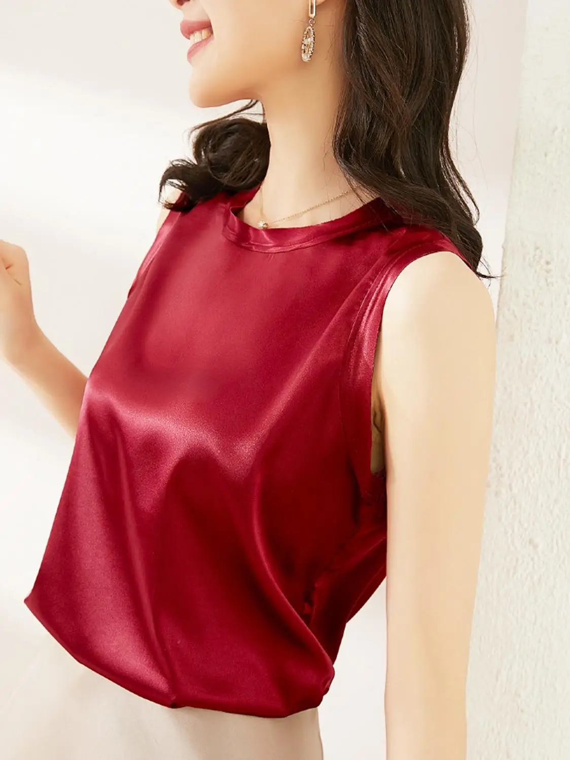 Майка женская атласная с круглым вырезом шелковая однотонная Базовая рубашка