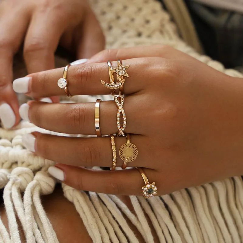 Женское кольцо в стиле бохо Золотое Винтажное с кристаллами виде луны и звезд