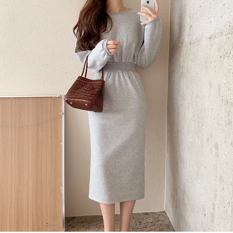 Женское хлопковое бархатное платье зимнее облегающее с капюшоном и длинным