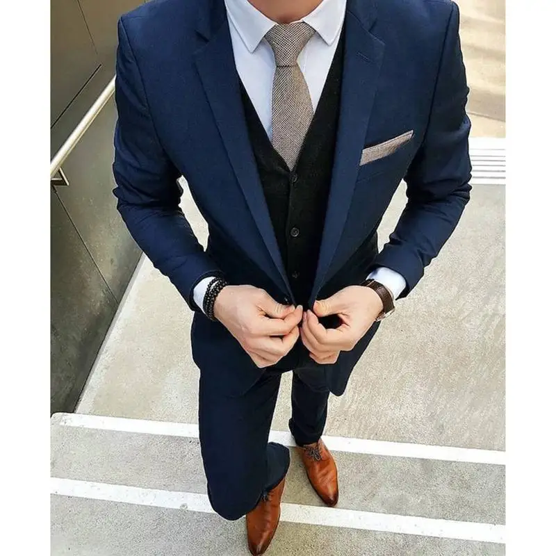 Черный пиджак и синий галстук