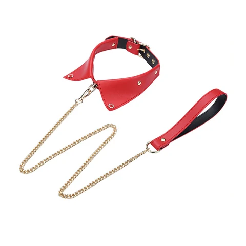 Dantelli ichki kiyimdagi yoyilgan oyoqlarning fotosurati Dikni klitorisga surtish