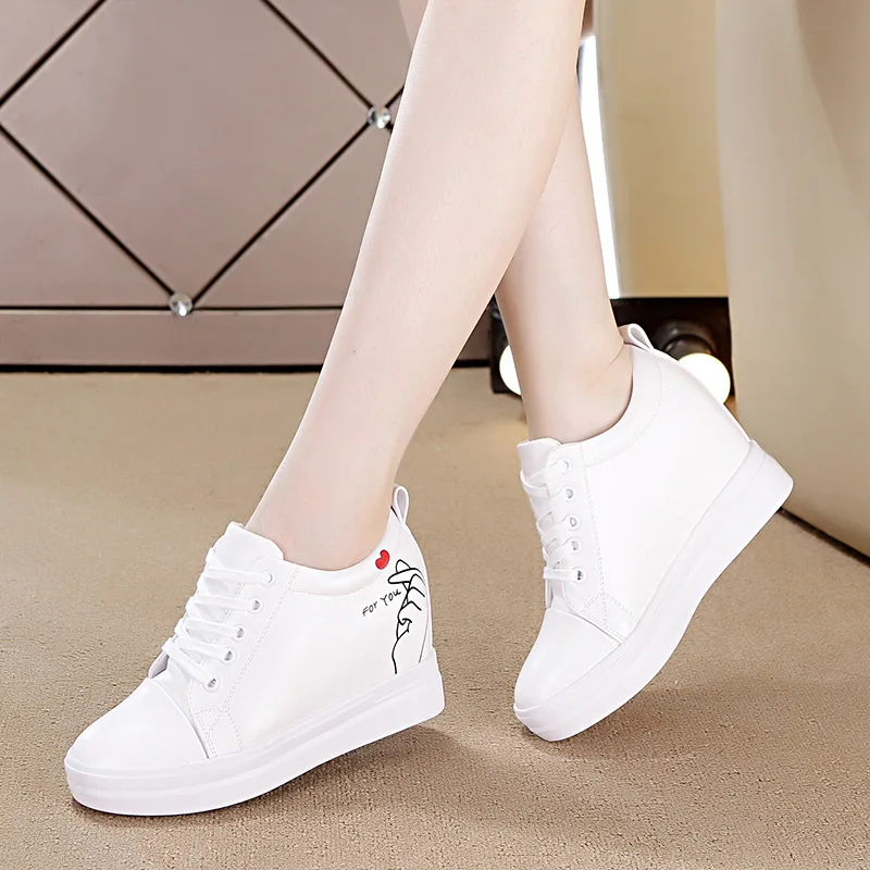 Женские туфли на танкетке 8 см Кожаные броги со шнуровкой высоком каблуке белые