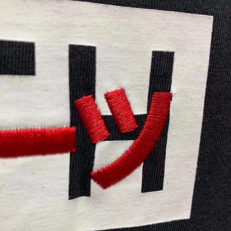 Футболка с вышивкой логотипом коробочки для мужчин и женщин черная футболка