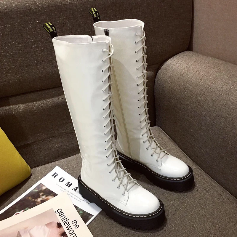 Женские высокие сапоги до колена с круглым носком; ботинки «Martens» в байкерском стиле; обувь для верховой езды на шнуровке; обувь на платформе с боковой молнией; Повседневная шикарная зимняя обувь; большие размеры