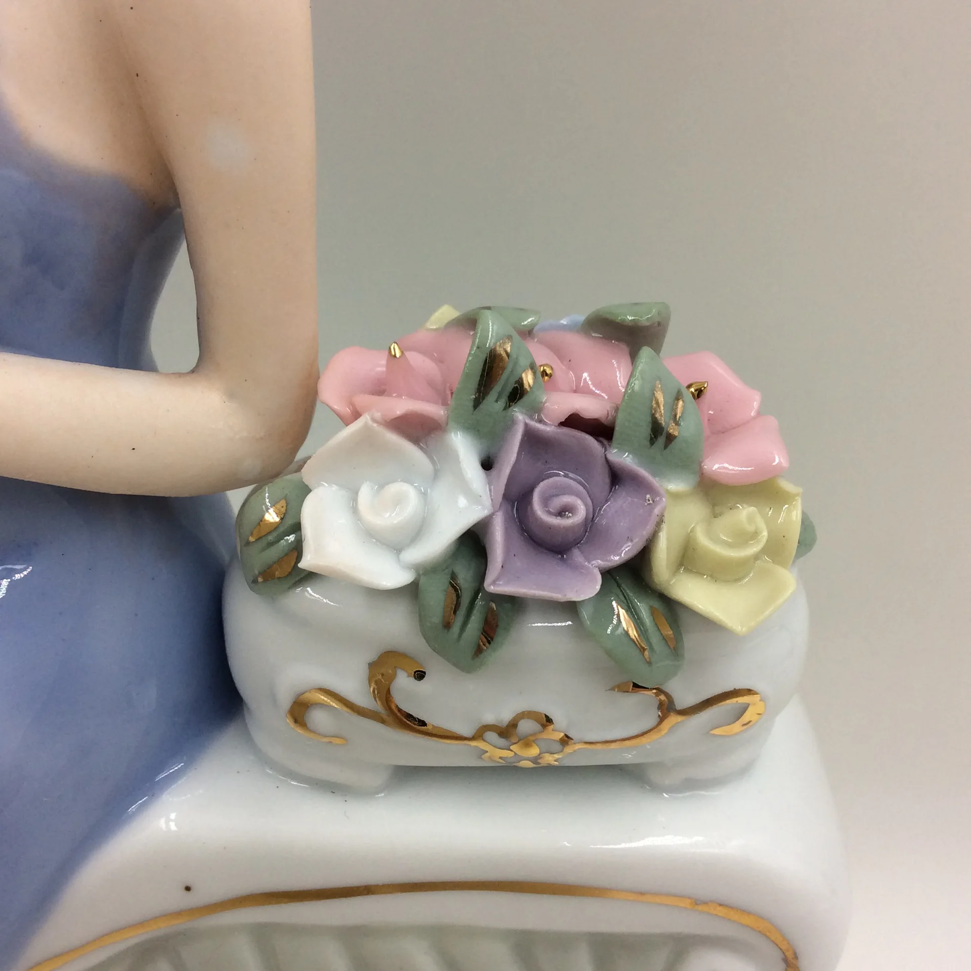 

Ceramic Ornaments Home Decoration Ladies Ornaments/Creative Housewarming Gifts/Sculptures of Ladies Sending Flowers