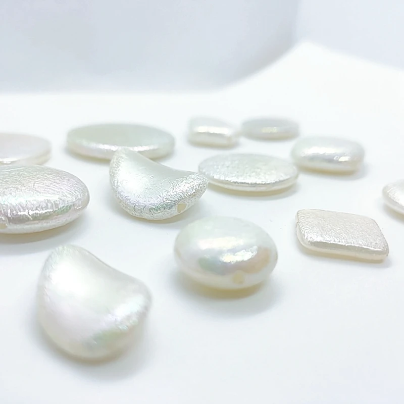 Подвески из круглых квадратных бусин неправильной формы в форме сердца с белой