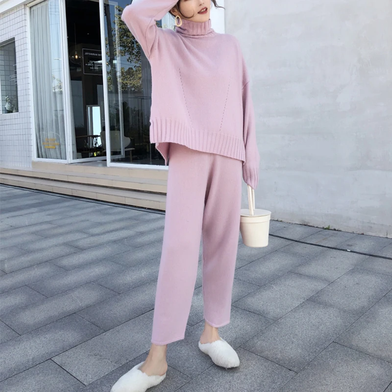 Женский трикотажный комплект из двух предметов свитер с высоким воротником