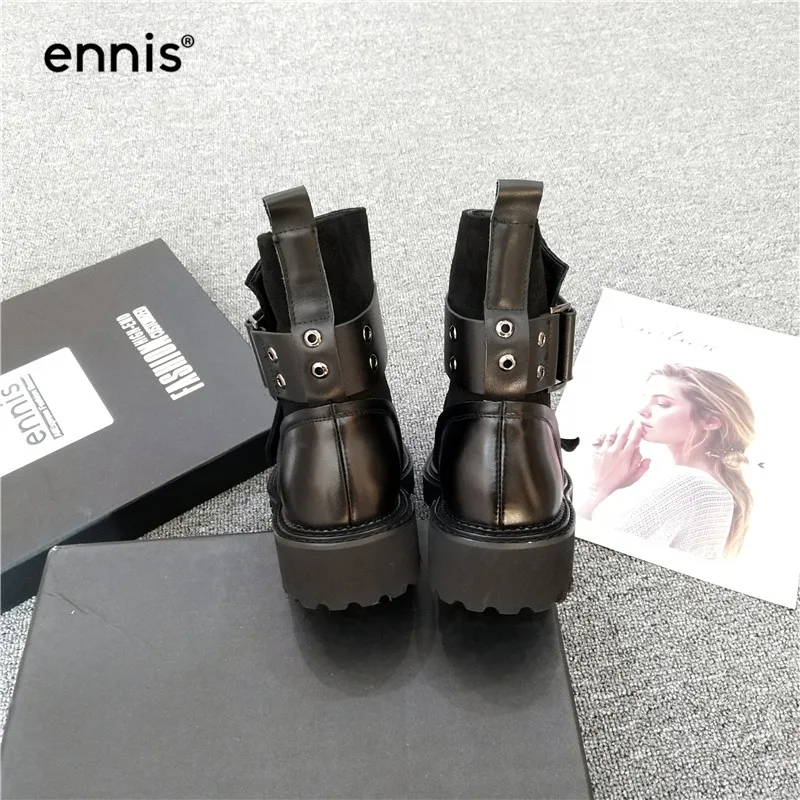 ENNIS/Новинка года; женские ботинки черного цвета; женские ботинки из натуральной кожи на платформе; ботинки из замши с пряжкой; дизайнерская обувь; сезон осень-зима; A8182