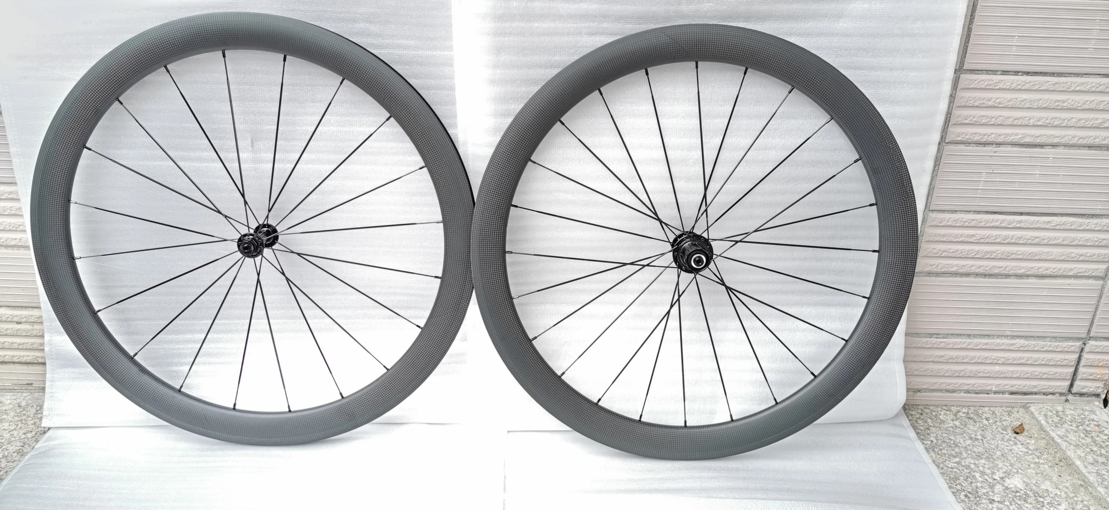 

700c width 23mm carbon road bike clincher wheels 60mm with buyer own customized sticker R13 ceramic