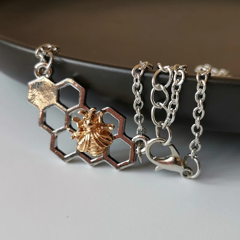 Женское серебряное ожерелье-чокер с подвеской в виде пчелы