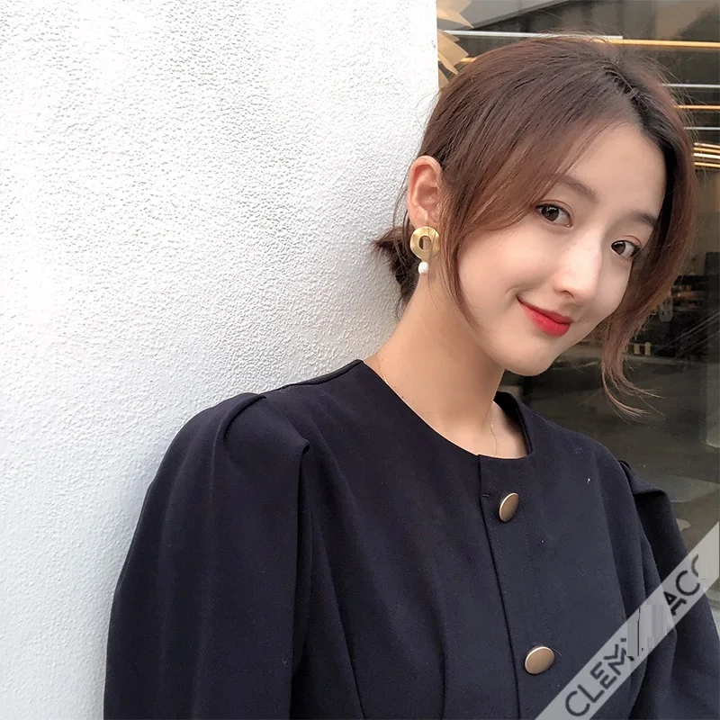 Женские матовые серьги гвоздики AOMU необычные металлические в виде треугольника