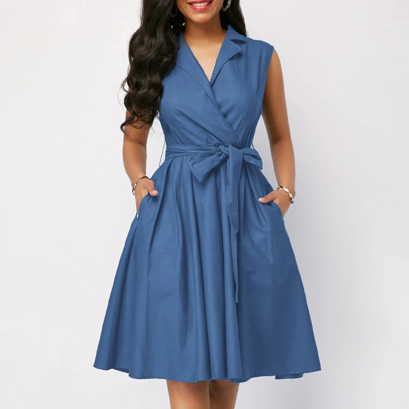 Женское офисное платье с поясом коричневое коктейльное без рукавов элегантный