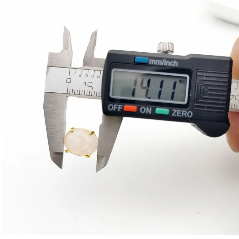 Серьги-гвоздики овальной формы с натуральный серебристый цвет камнем ограненные