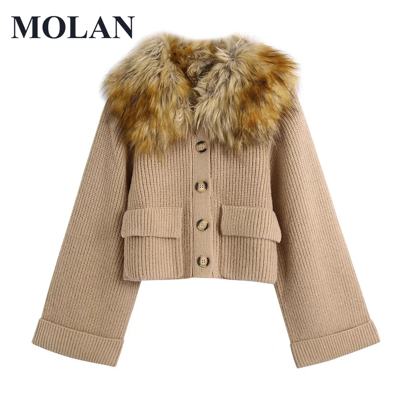 

Женская зимняя трикотажная куртка с воротником из искусственного меха и карманами