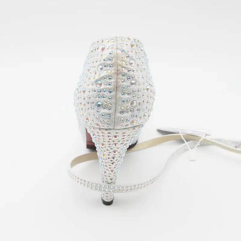 Женские свадебные туфли на высоком каблуке со стразами серебристые блестящие