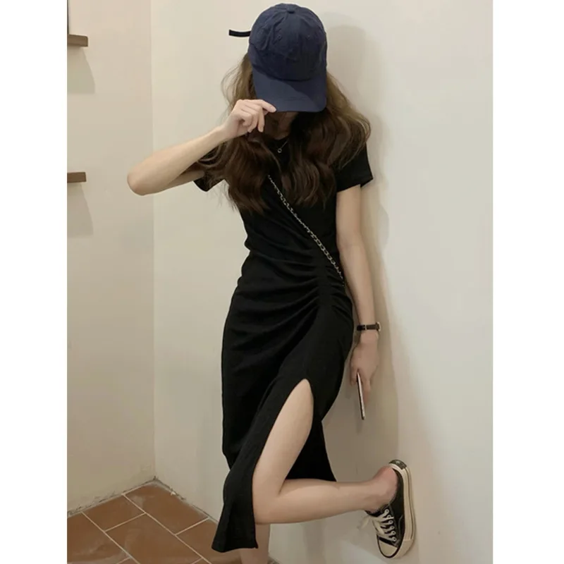 Однотонное женское платье черное платье-футболка летнее приталенное с разрезом