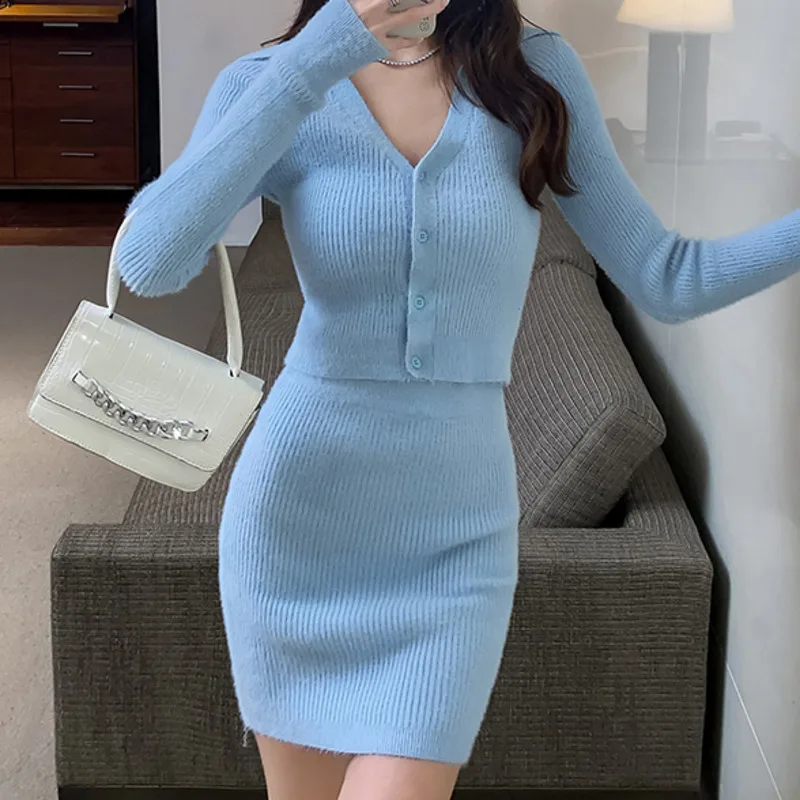 

Женский трикотажный кардиган на пуговицах и облегающая мини-юбка