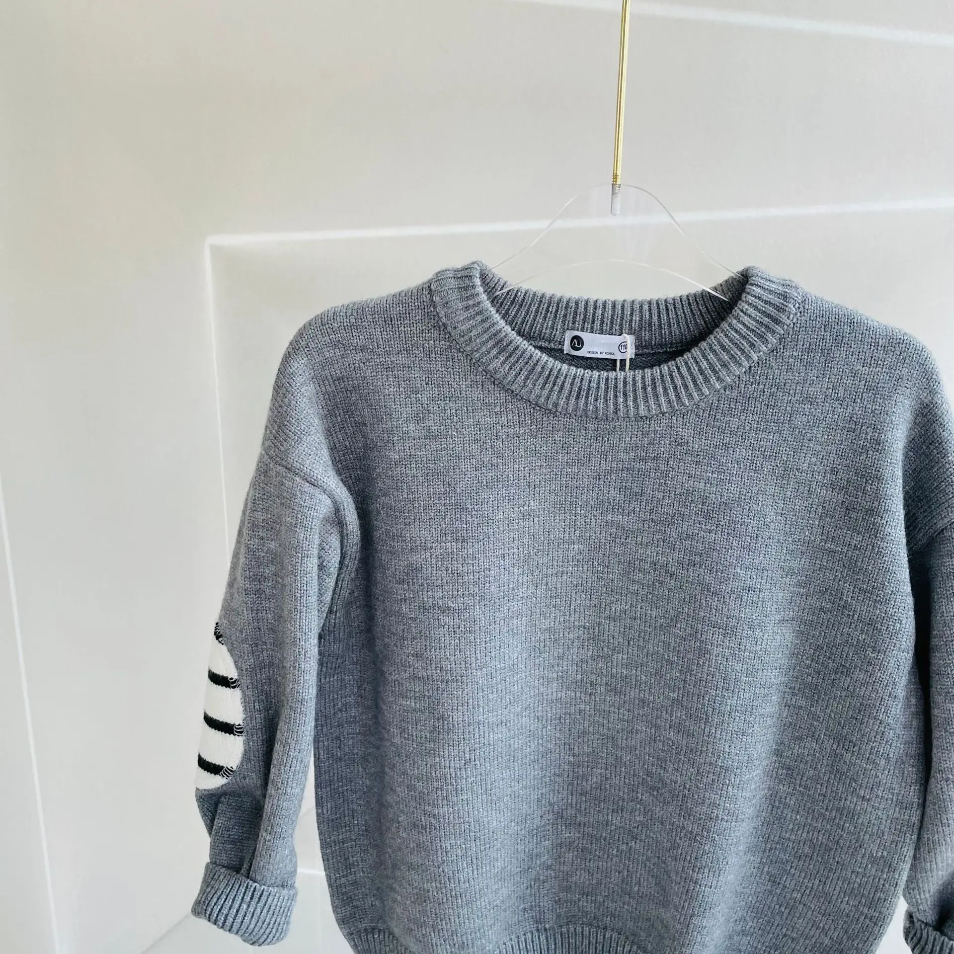 Свитер детский трикотажный с длинным рукавом и круглым вырезом | Детская одежда