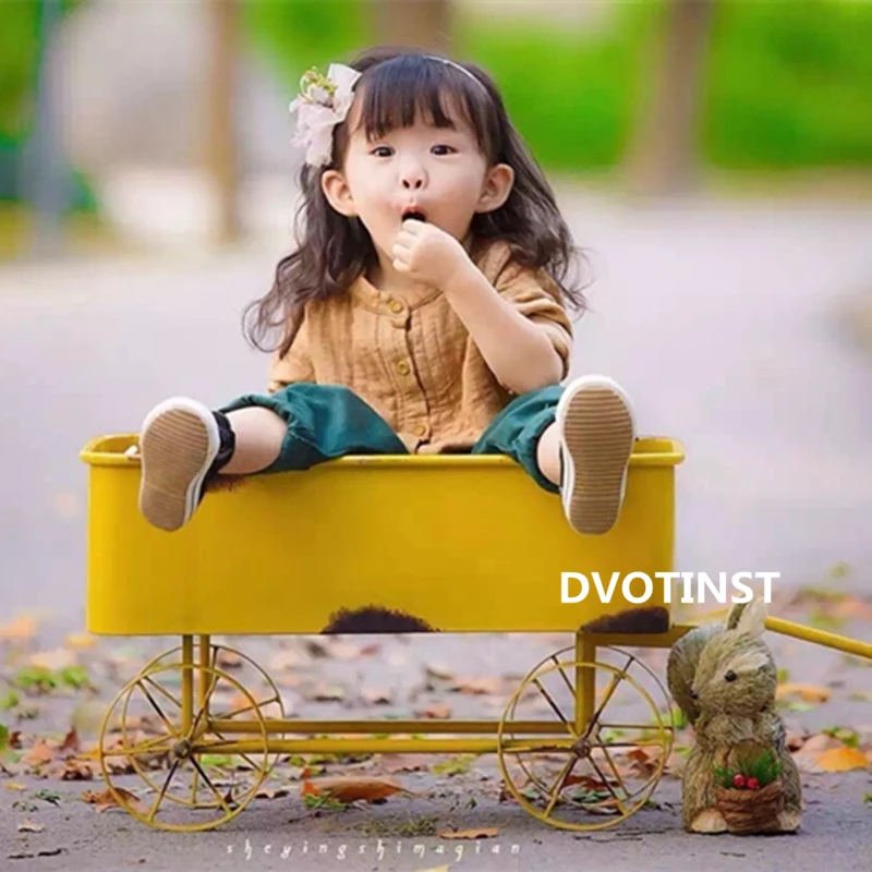 Реквизит для фотосъемки новорожденных Dvotinst желтая железная машинка