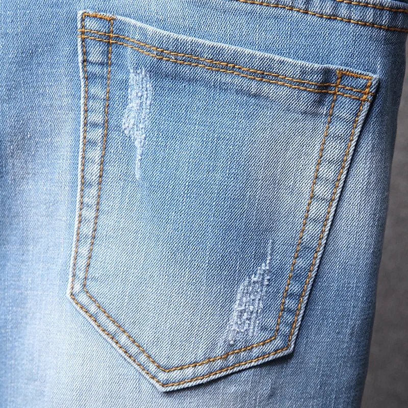 Мужские джинсы в стиле панк светильник-голубые рваные с надписью и граффити