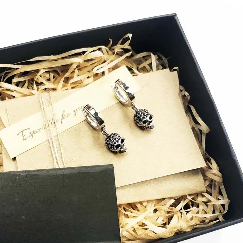 Серьги-кольца с застежкой в виде черепа из серебра 925 пробы фианитами | Украшения