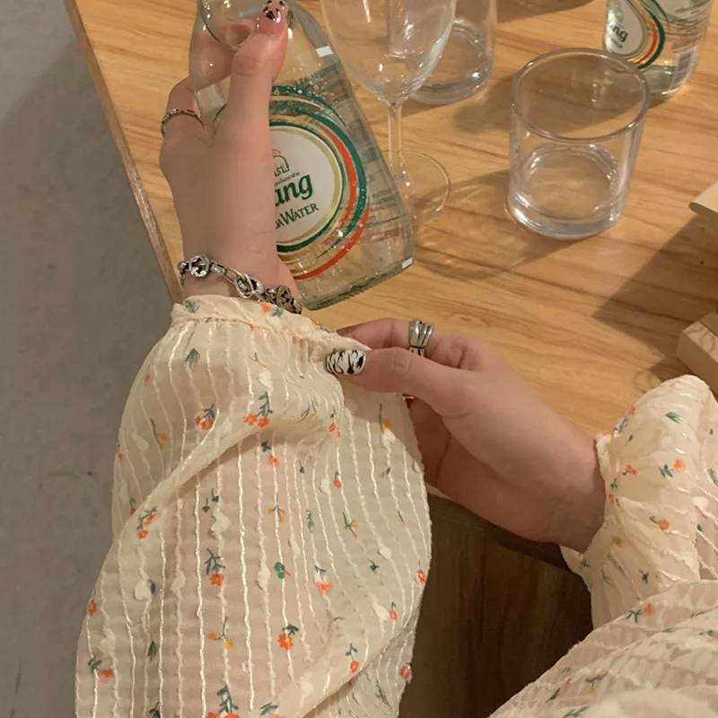 Женская блузка в полоску с круглым вырезом и длинным рукавом