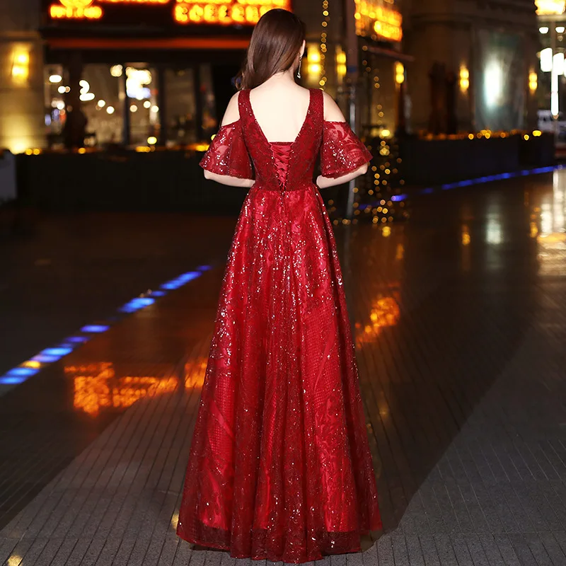 Женское вечернее платье It's Yiiya Красное Длинное блестящее с открытыми плечами на