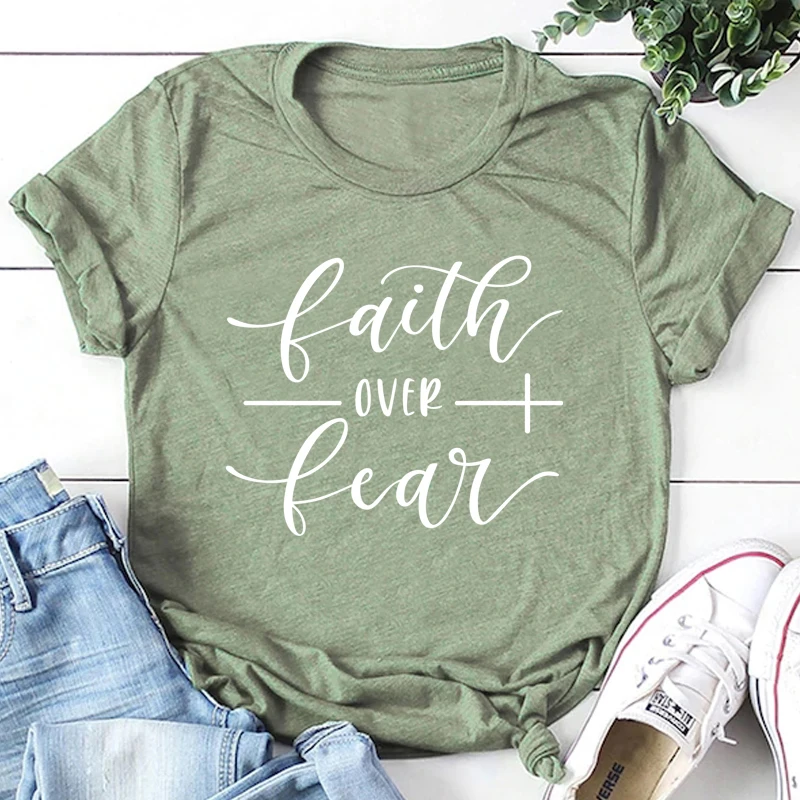 Faith Over Fear футболка для христианина Религия Костюмы для Для женщин вера рубашка Графический бесстрашный лозунг Винтаж гранж топы для девочек футболки для девочек - Цвет: olive tee white text