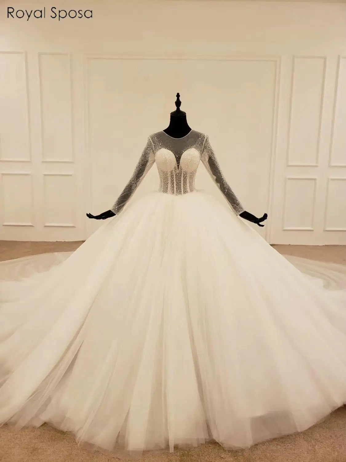 Свадебное платье принцессы с длинными рукавами украшенное бисером свадебные