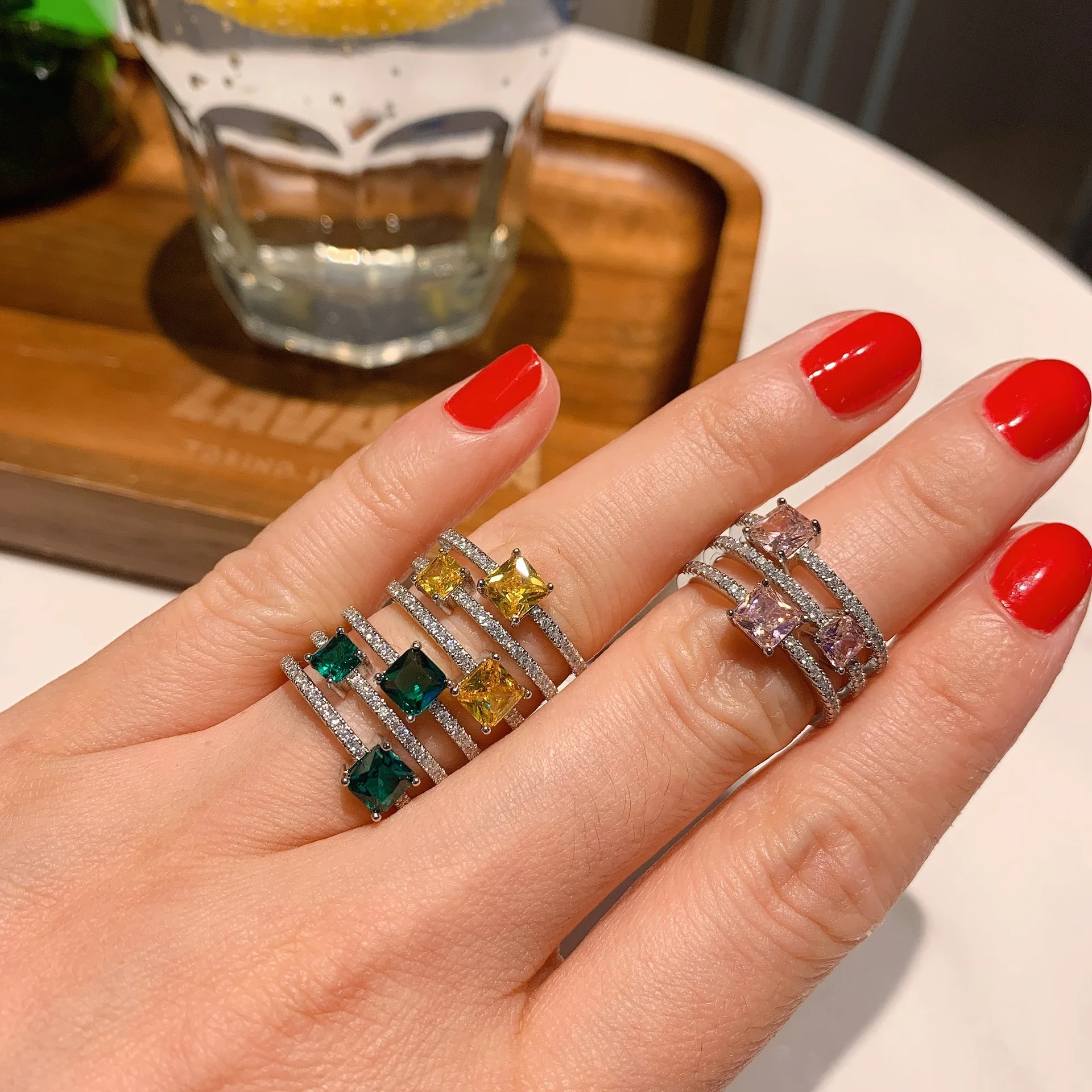 Женское кольцо с изумрудом 5 Х5 мм