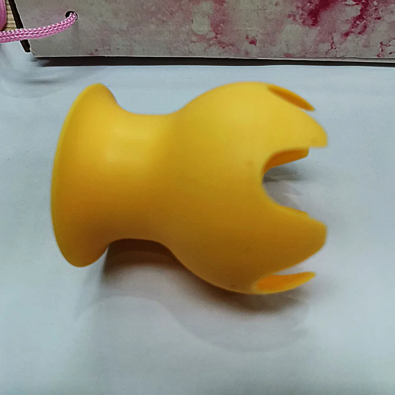 Ффонарь силиконовый для косметики желтого цвета |