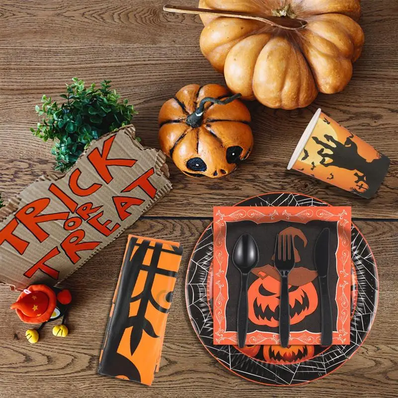 Набор посуды на Хэллоуин принадлежностей для праздновечерние включает тарелки
