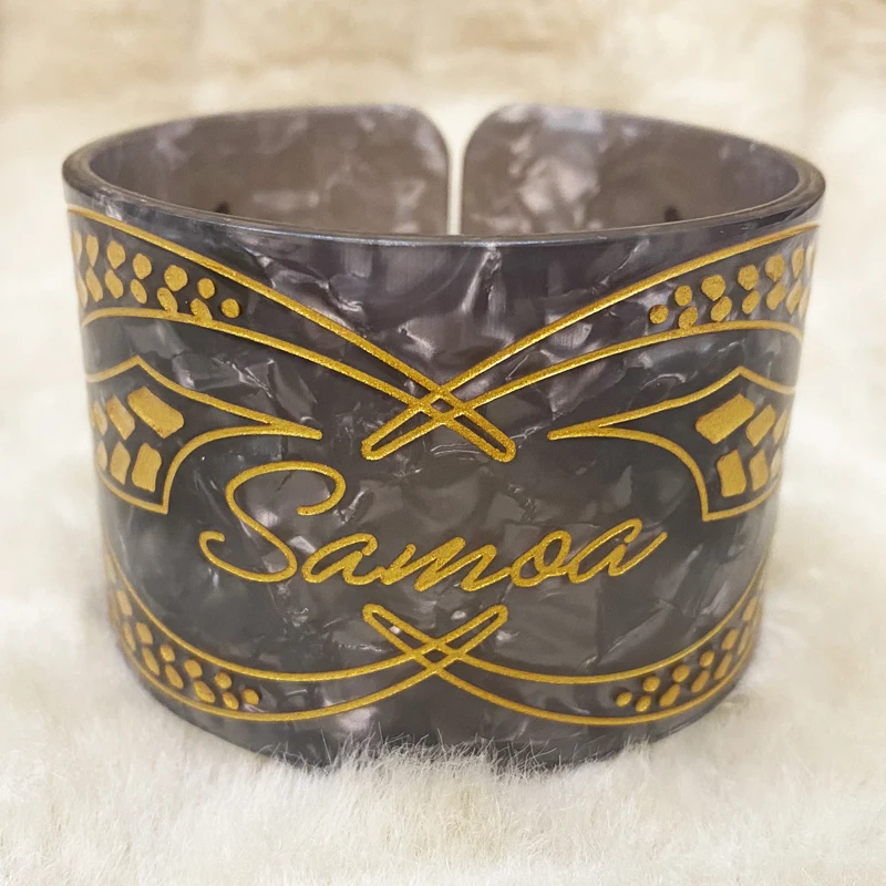 

2021 Fashion Jewelry Bangles Tortoise Acrylic Shell Material with Gold Logo Engraved Cuff Bracelet for Women Men