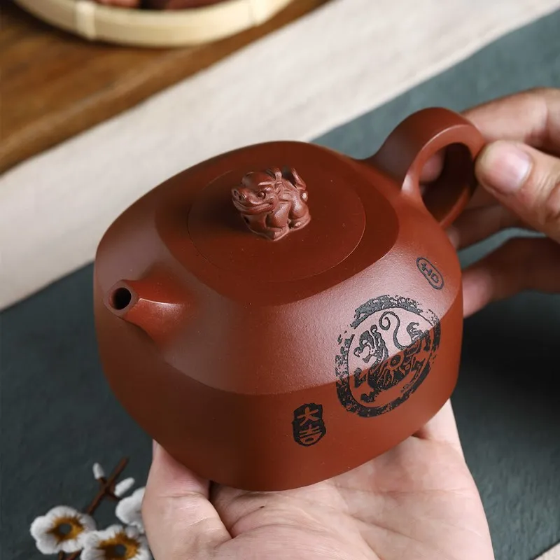 

★Yixing recommended manufacturers selling 】 undressed ore all hand sifang area pot of sculpture depicting boutique teapot