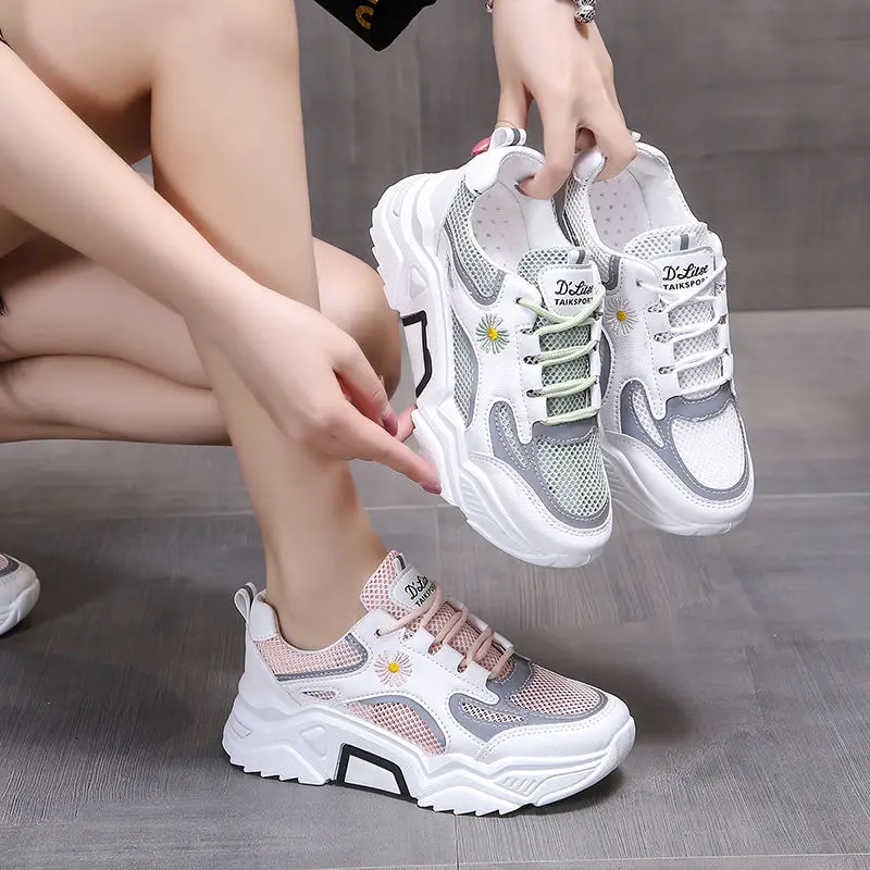 Женские кроссовки на массивной подошве белые сетчатые с вышивкой увеличивающие