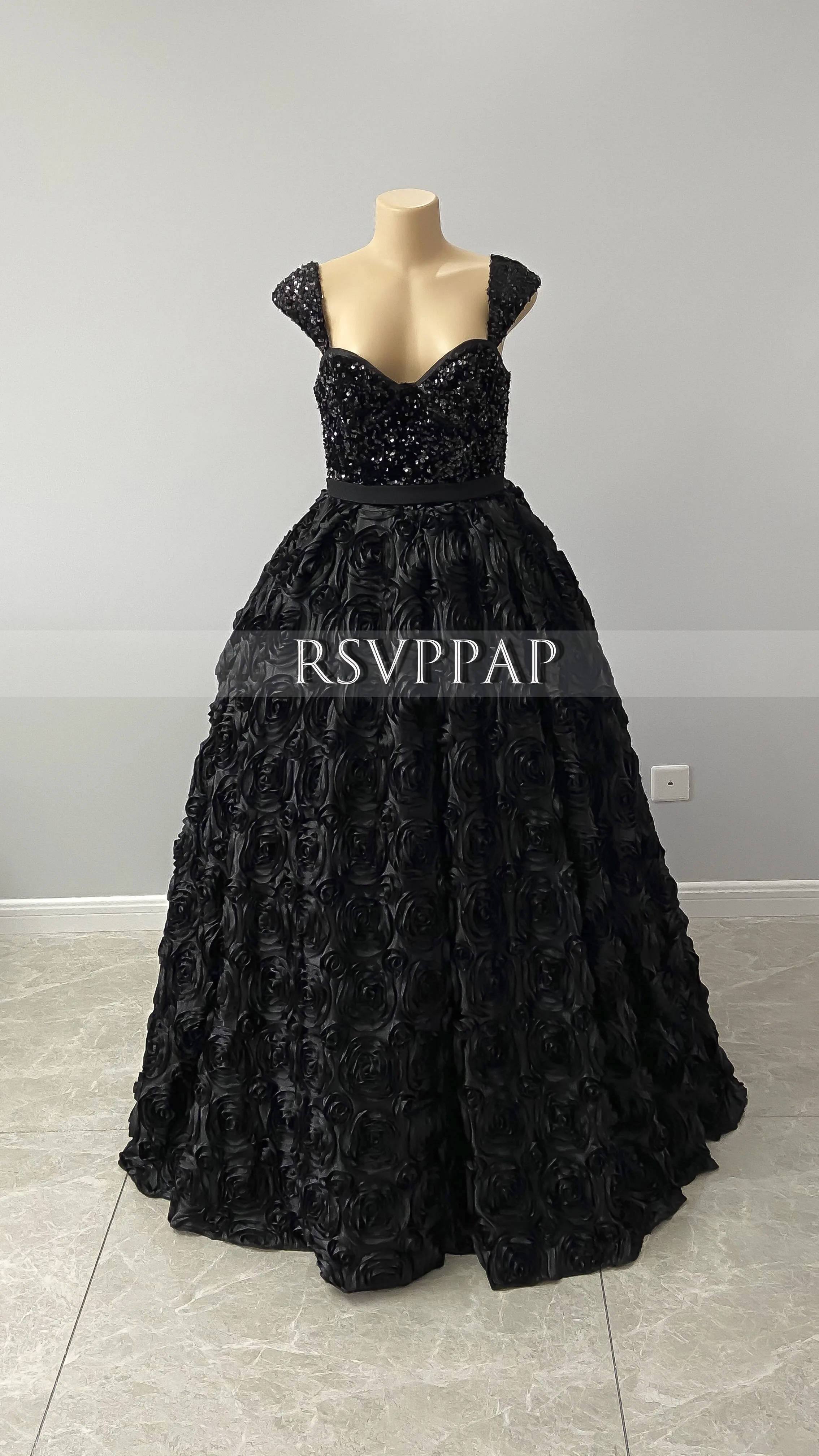 Женское длинное вечернее платье черное элегантное Пышное кружевное с рукавами