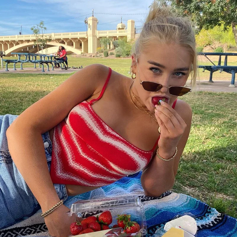 

Женский трикотажный топ без рукавов, красный базовый укороченный топ с открытой спиной и принтом в виде сердца, лето 2021