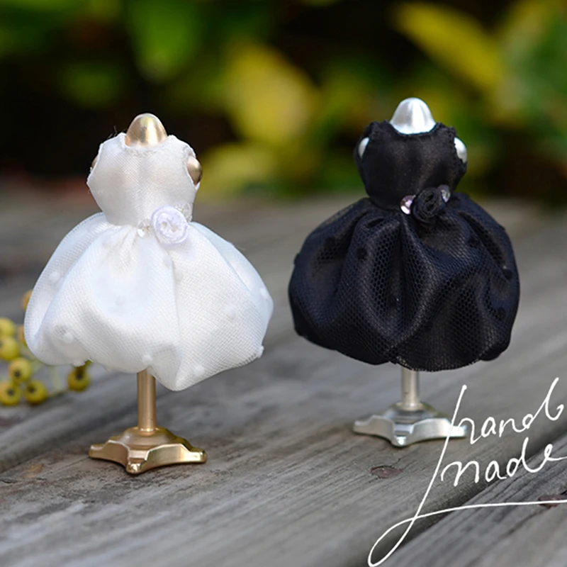 

Миниатюрный набор из шелковых платьев для кукол