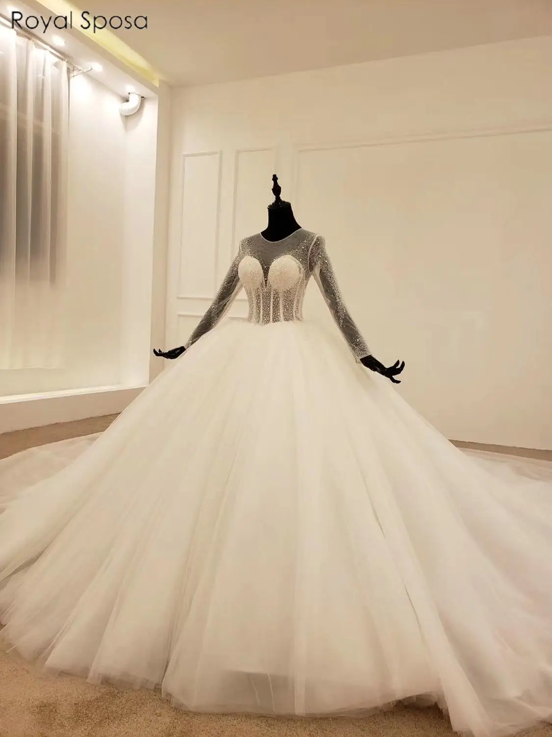 Свадебное платье принцессы с длинными рукавами украшенное бисером свадебные