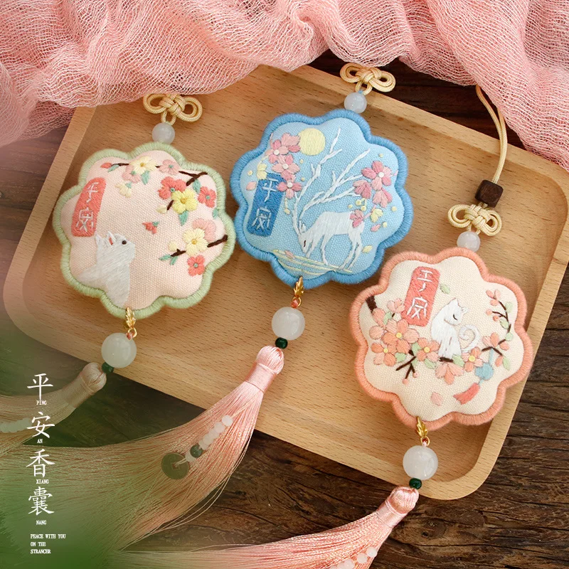 Брелок для ключей с вышивкой кролика мужской женский ручной работы брелок