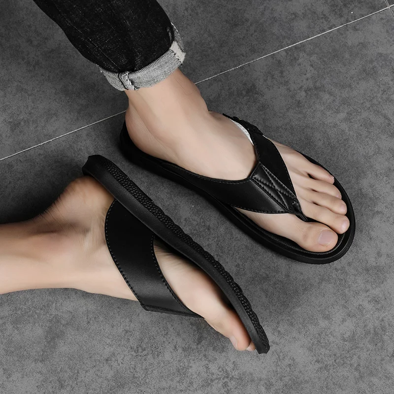 

New Trend Summer Men Flip Flops Black White Leather Slippers Mens Brand Designer Travel Slippers Men Rubber Sole Flat Flip Flops