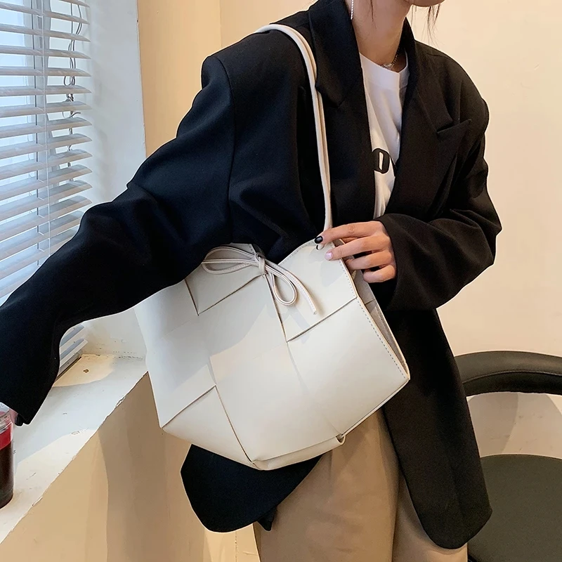 Тканые вместительные большие сумки через плечо из искусственной кожи для женщин