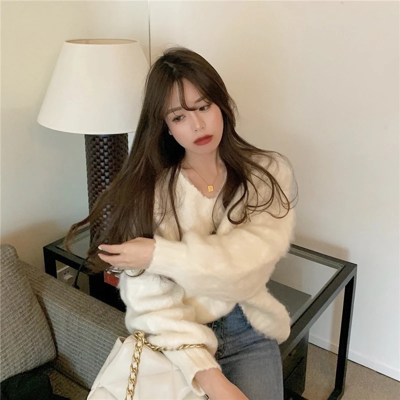 

2020 new Fashion knitted V-neck sexy sweater women Twist Long sleeve Simple temperament Plush Loose pullover Friends gifts