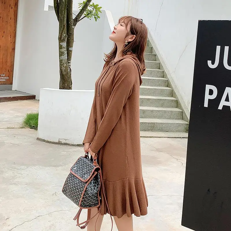 Зимнее свободное платье с капюшоном большого размера на пуговицах длинным