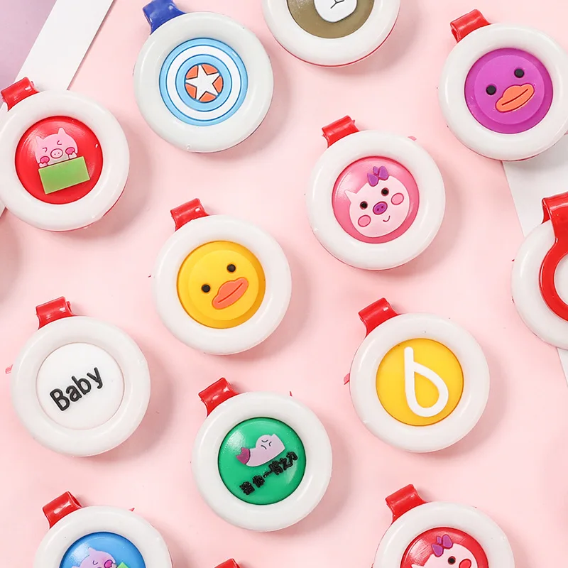 Случайные цвета Браслеты от комаров кнопки мини легкий милый форма вождения дети