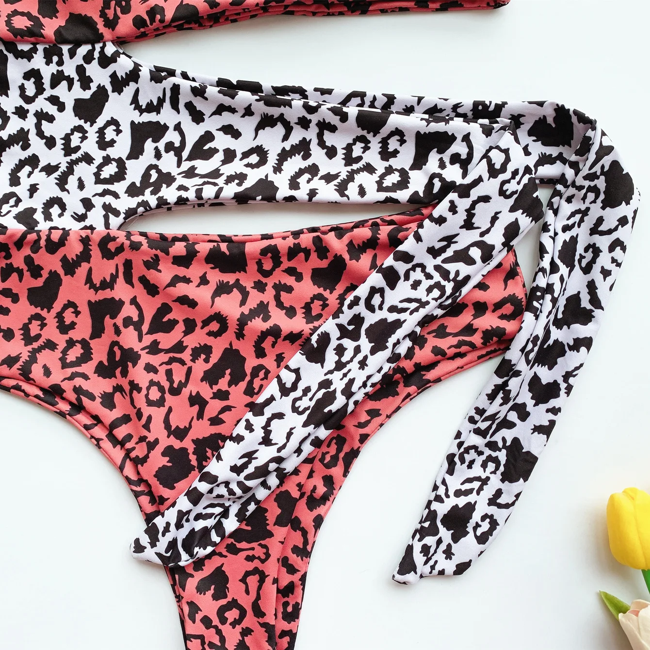 Женское боди на одно плечо с леопардовым принтом| |