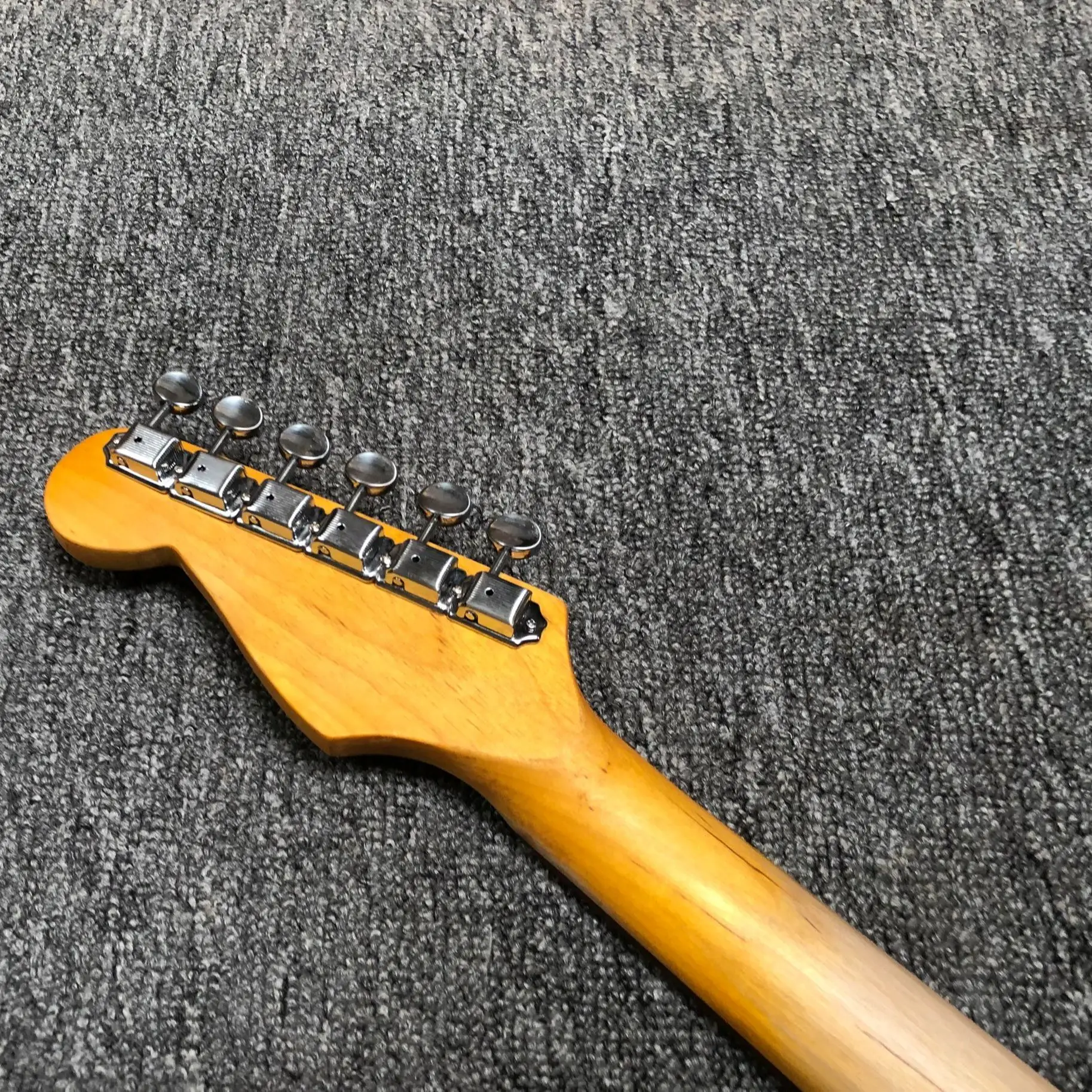 В наличии stratocaster-r custom body 6-струнная красная электрическая гитара старый рисунок