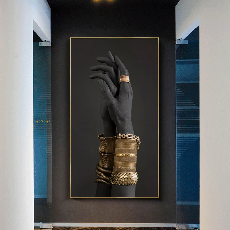 Черные руки носить ювелирные изделия художественные плакаты и принты в