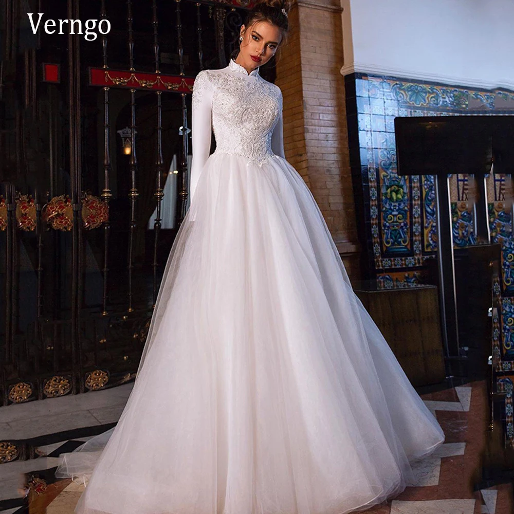 

Платье свадебное с высоким воротом, длинным рукавом и кружевом